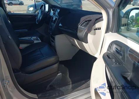 2016 Chrysler Town & Country Touring z USA, uszkodzony, nr VIN 2C4RC1BG9GR229002